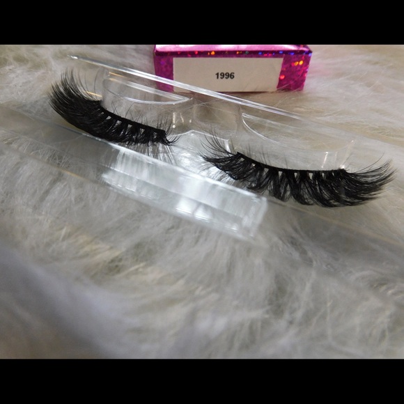 Lashes - Picture 4 of 5